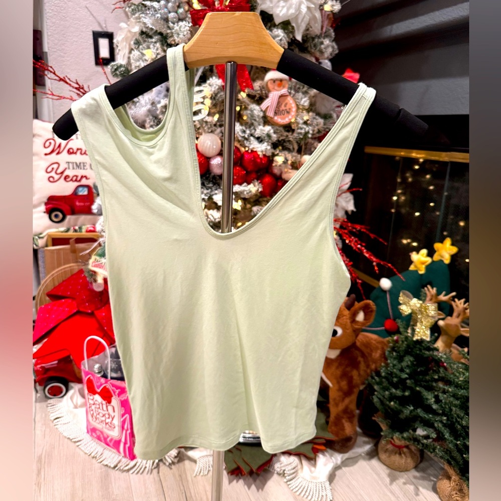 Lululemon Shoulder Cut-Out Yoga Tank